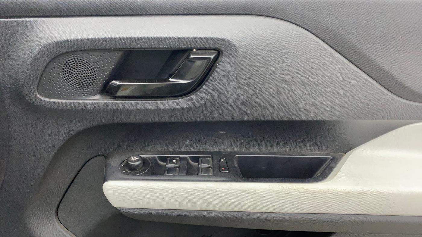 2022 Tata PUNCH ACCOMPLISHED MT, Petrol, Manual, 24,845 km, Driver Side Door Panels Control