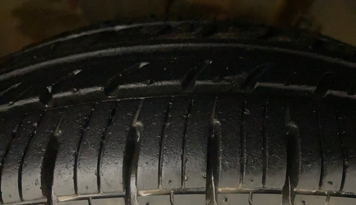 2018 Renault Kwid RXT 0.8 (O), Petrol, Manual, 34,193 km, Right Front Tyre Tread