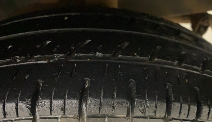 2018 Renault Kwid RXT 0.8 (O), Petrol, Manual, 34,193 km, Left Rear Tyre Tread