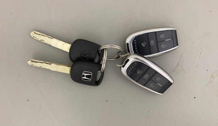 2014 Honda Amaze 1.2L I-VTEC EX, Petrol, Manual, 1,34,889 km, Key Close Up