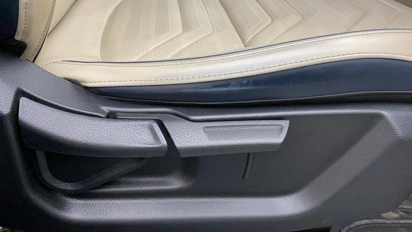 2022 KIA CARENS LUXURY PLUS 1.5 DIESEL AT 7 STR, Diesel, Automatic, 19,477 km, Driver Side Adjustment Panel