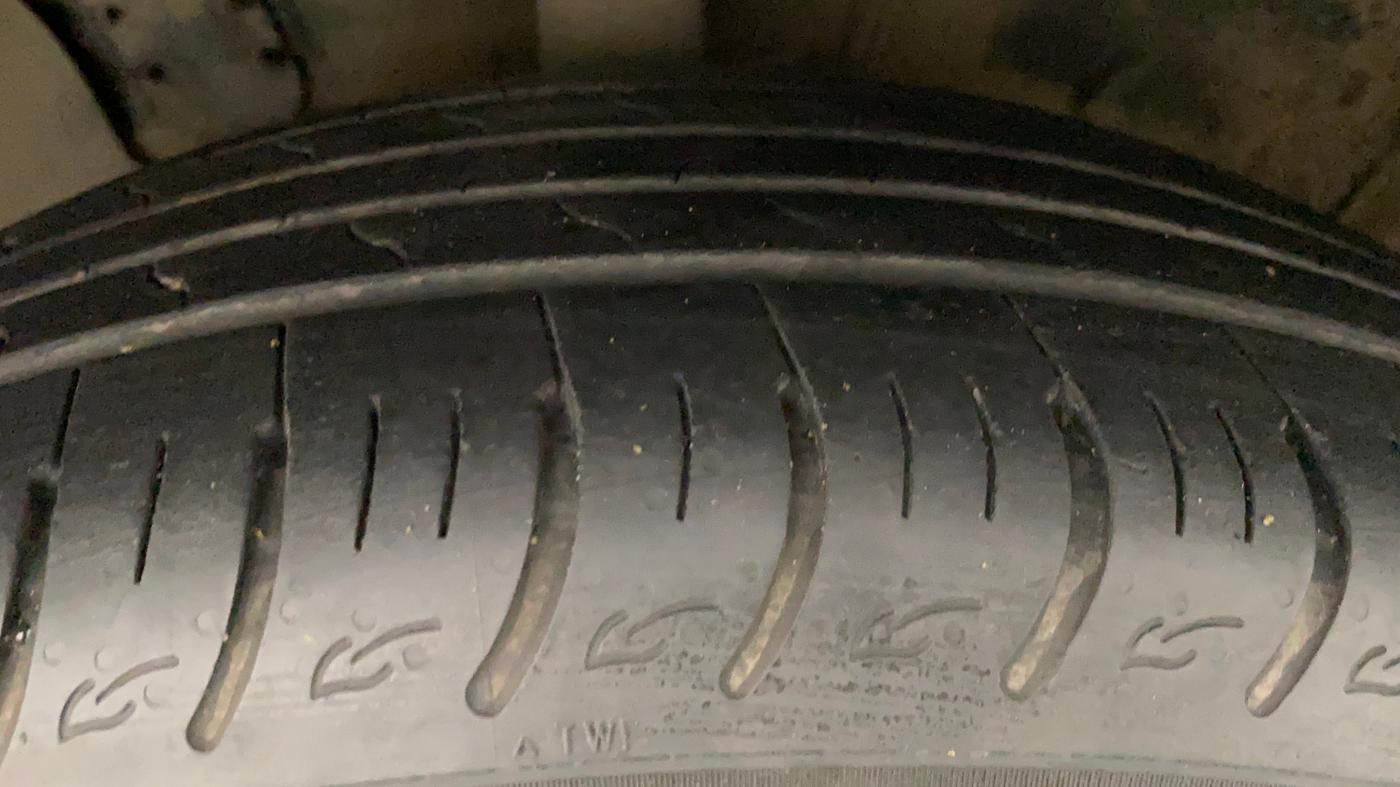 2022 KIA CARENS LUXURY PLUS 1.5 DIESEL AT 7 STR, Diesel, Automatic, 19,477 km, Left Front Tyre Tread