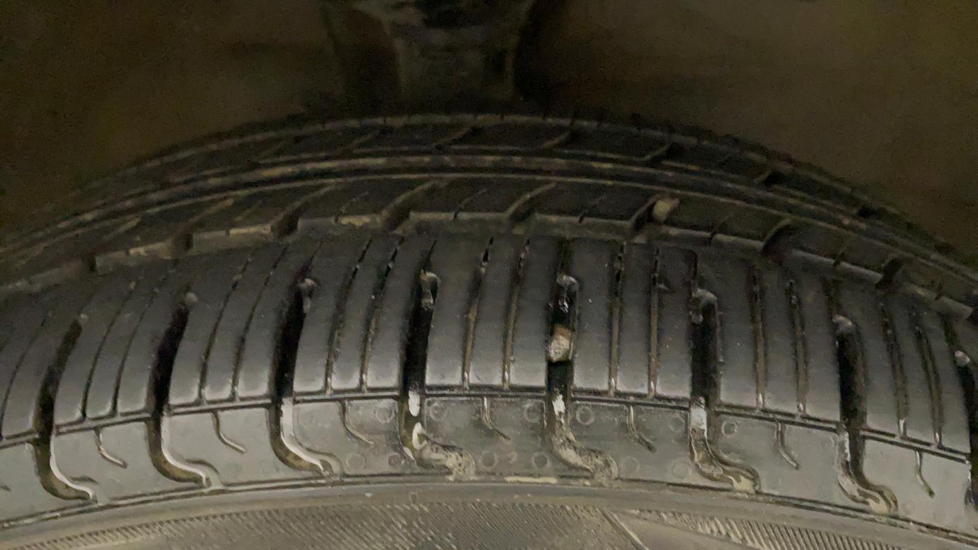 2014 Maruti Wagon R 1.0 VXI, CNG, Manual, 78,118 km, Right Front Tyre Tread