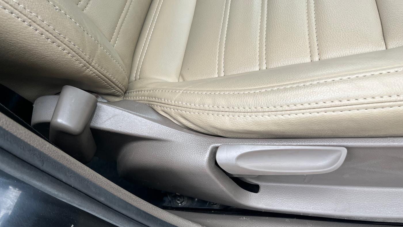 2015 Skoda Rapid Elegance 1.6 MPI AT, Petrol, Automatic, 70,431 km, Driver Side Adjustment Panel