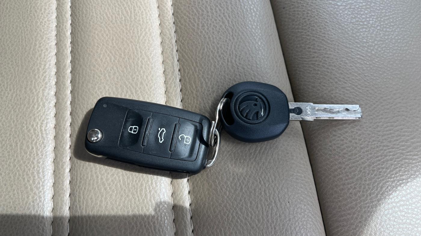 2015 Skoda Rapid Elegance 1.6 MPI AT, Petrol, Automatic, 70,431 km, Key Close Up