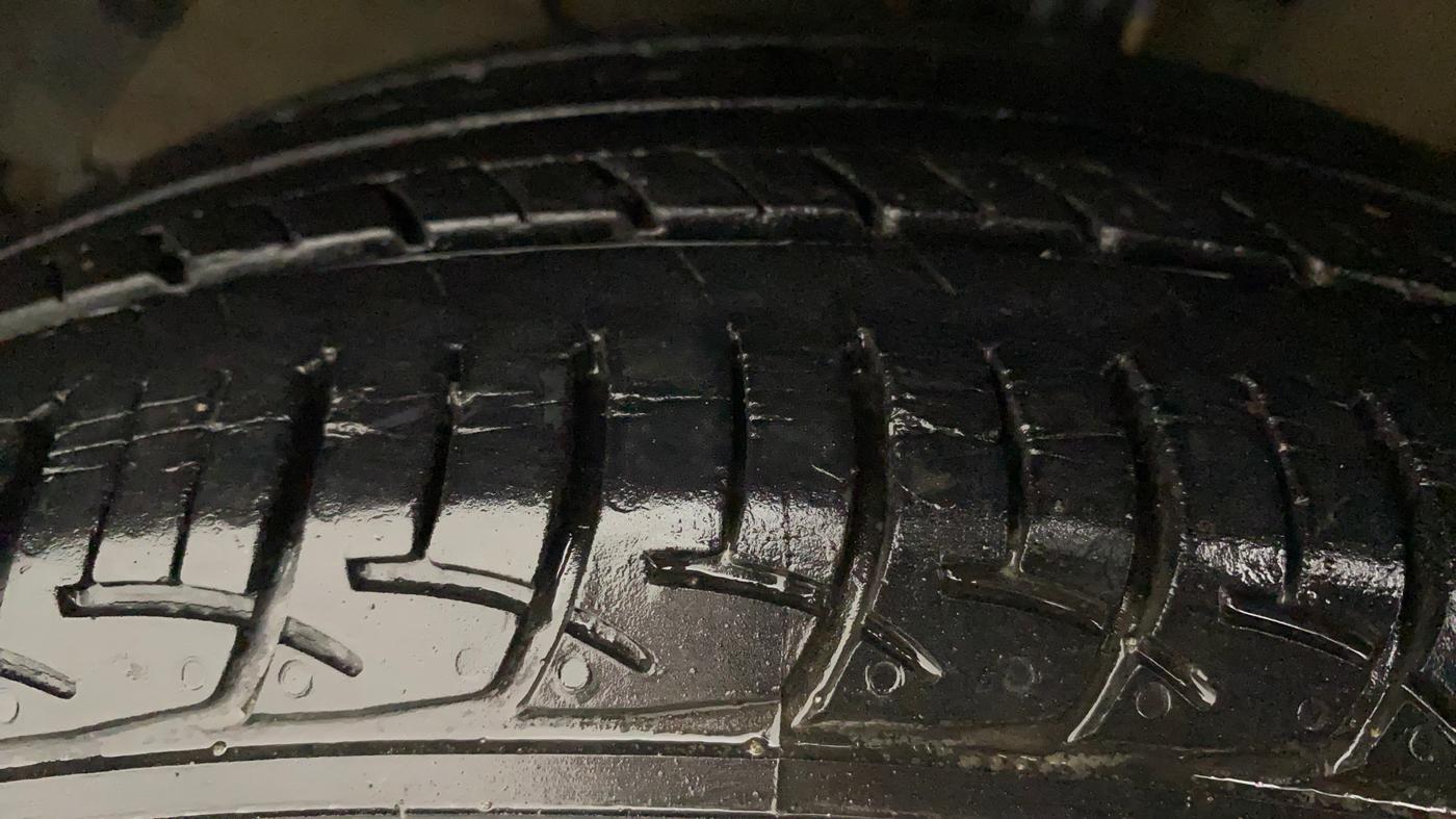 2017 Maruti Baleno DELTA PETROL 1.2, Petrol, Manual, 43,118 km, Left Front Tyre Tread