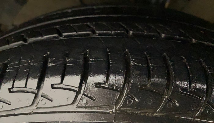 2017 Maruti Baleno DELTA PETROL 1.2, Petrol, Manual, 43,118 km, Left Front Tyre Tread