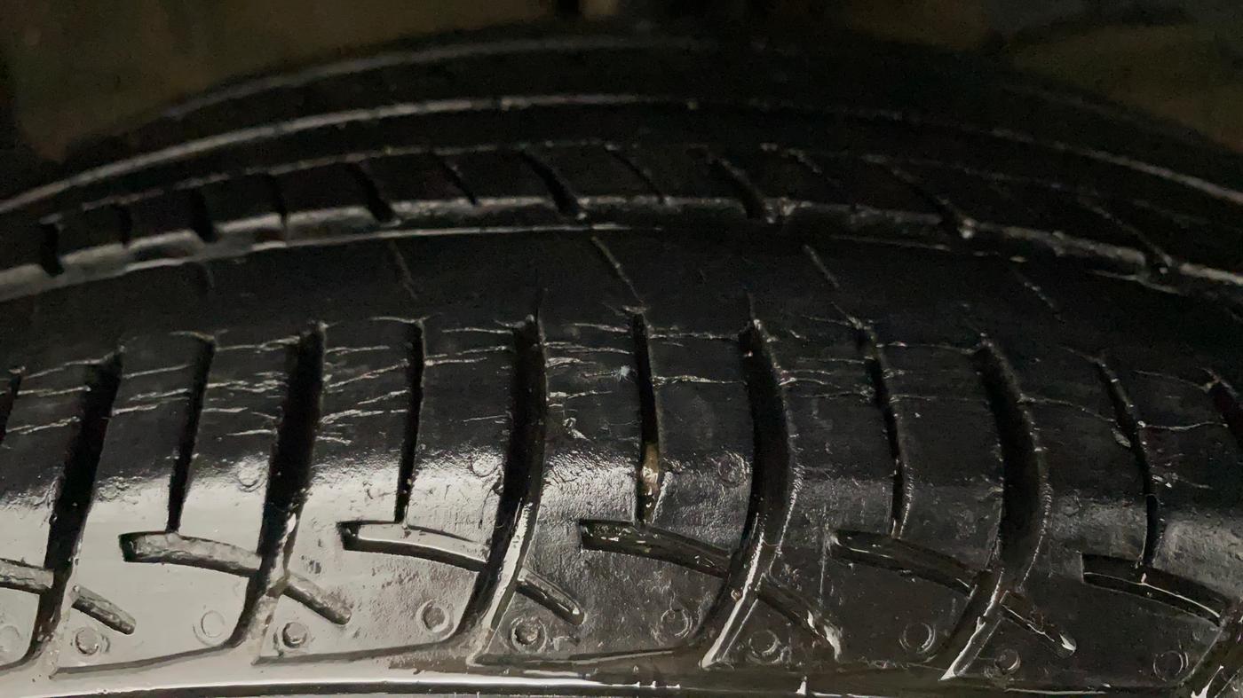 2017 Maruti Baleno DELTA PETROL 1.2, Petrol, Manual, 43,118 km, Right Front Tyre Tread