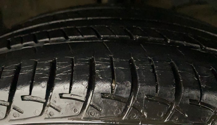 2017 Maruti Baleno DELTA PETROL 1.2, Petrol, Manual, 43,118 km, Right Front Tyre Tread