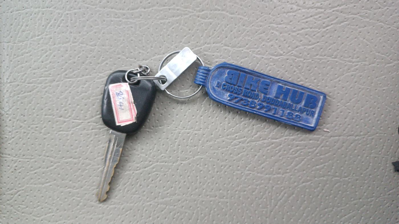 2023 Maruti Eeco  5 STR STD, Petrol, Manual, 97,824 km, Key Close Up