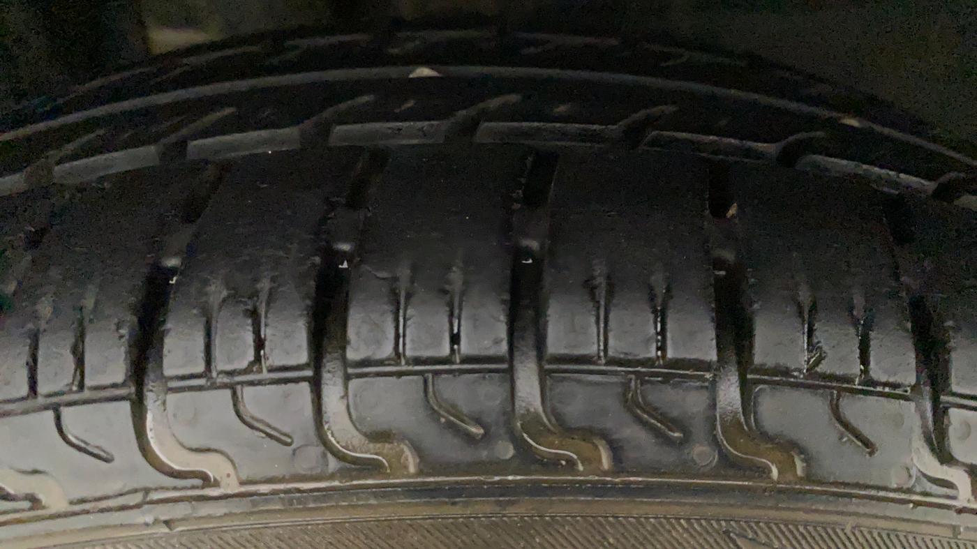 2017 Maruti Dzire VDI AMT, Diesel, Automatic, 1,05,395 km, Right Front Tyre Tread
