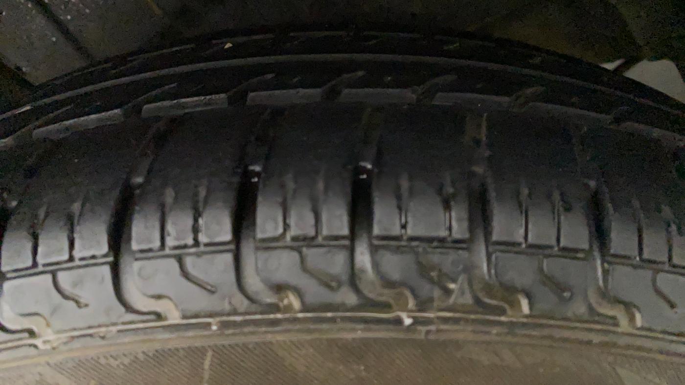 2017 Maruti Dzire VDI AMT, Diesel, Automatic, 1,05,395 km, Left Front Tyre Tread