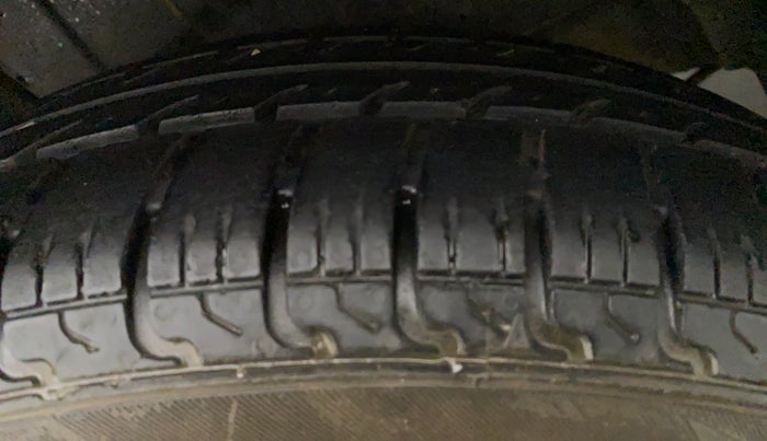 2017 Maruti Dzire VDI AMT, Diesel, Automatic, 1,05,395 km, Left Front Tyre Tread