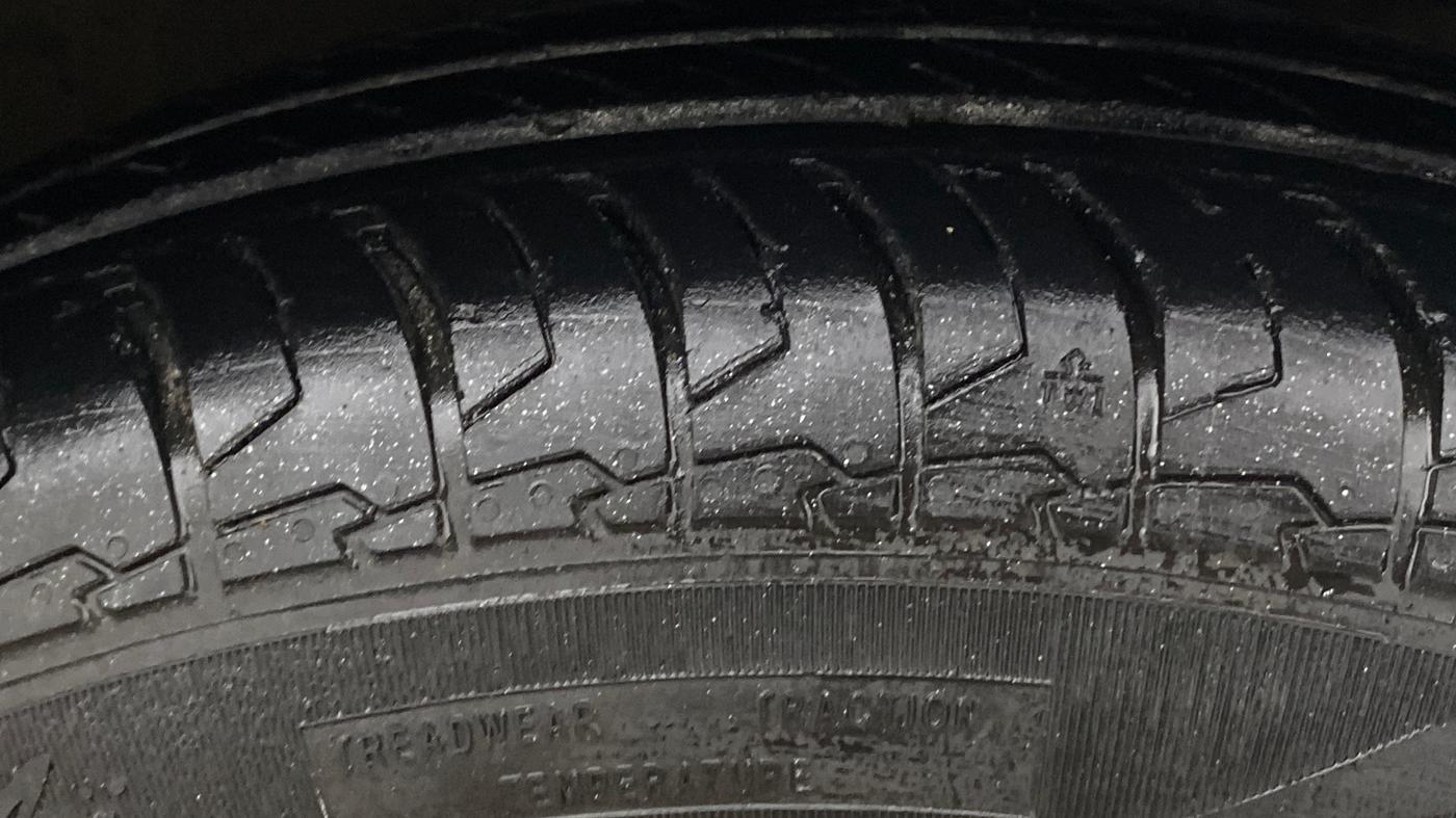 2021 Maruti Swift VXI, Petrol, Manual, 60,180 km, Right Front Tyre Tread