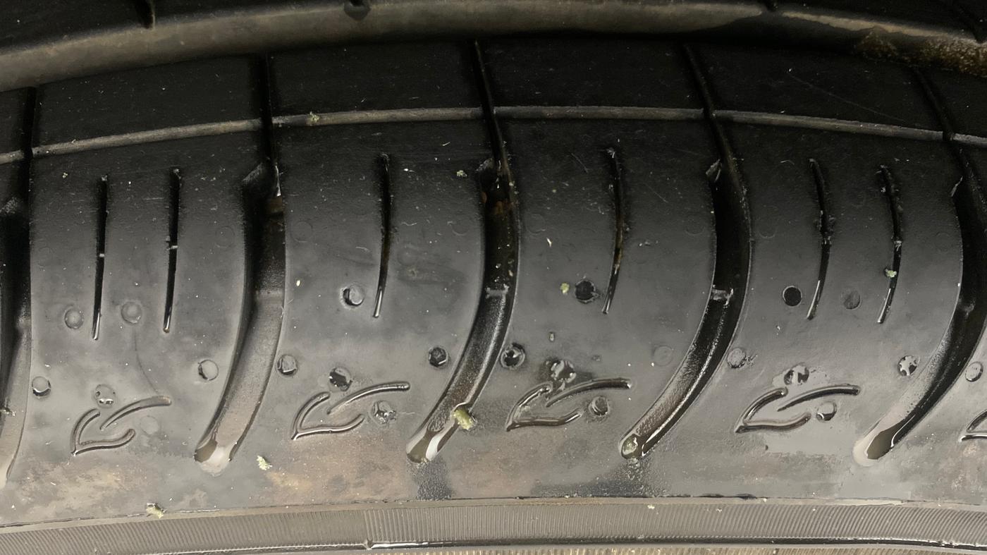 2023 KIA CARENS PRESTIGE PLUS 1.5 PETROL IMT 7 STR, Petrol, Manual, 9,820 km, Left Front Tyre Tread