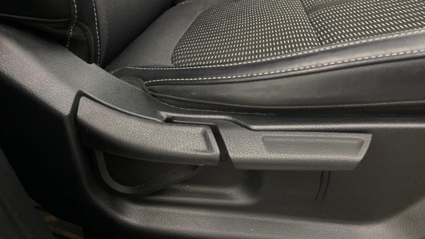 2023 KIA CARENS PRESTIGE PLUS 1.5 PETROL IMT 7 STR, Petrol, Manual, 9,820 km, Driver Side Adjustment Panel