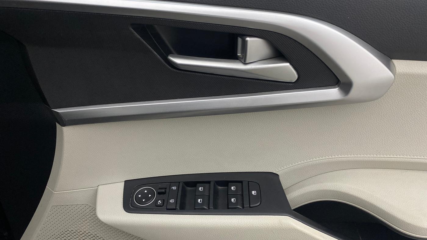 2023 KIA CARENS PRESTIGE PLUS 1.5 PETROL IMT 7 STR, Petrol, Manual, 9,820 km, Driver Side Door Panels Control