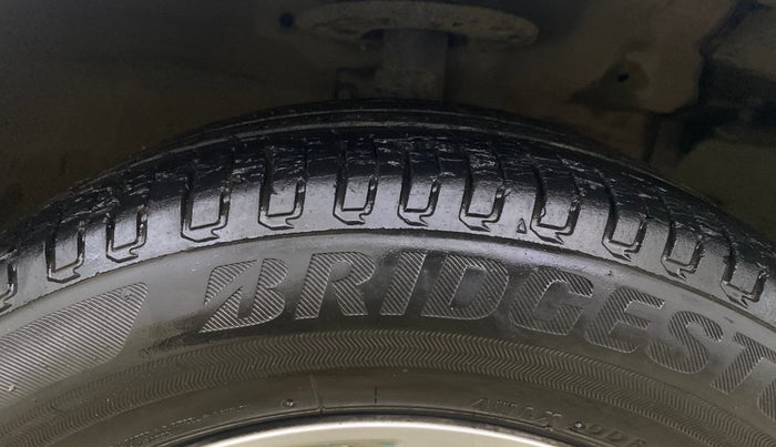 2016 Maruti Ciaz ZDI SHVS, Diesel, Manual, 96,461 km, Right Front Tyre Tread