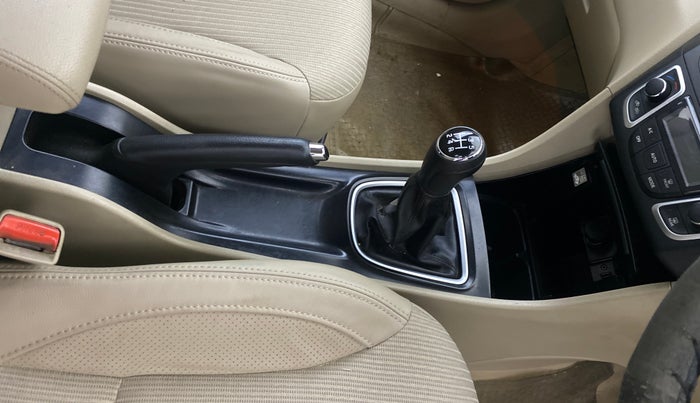 2016 Maruti Ciaz ZDI SHVS, Diesel, Manual, 96,461 km, Gear Lever