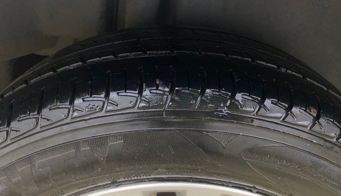 2016 Maruti Ciaz ZDI SHVS, Diesel, Manual, 96,461 km, Right Rear Tyre Tread