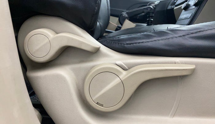2017 Mahindra XUV500 W4, Diesel, Manual, 57,879 km, Driver Side Adjustment Panel