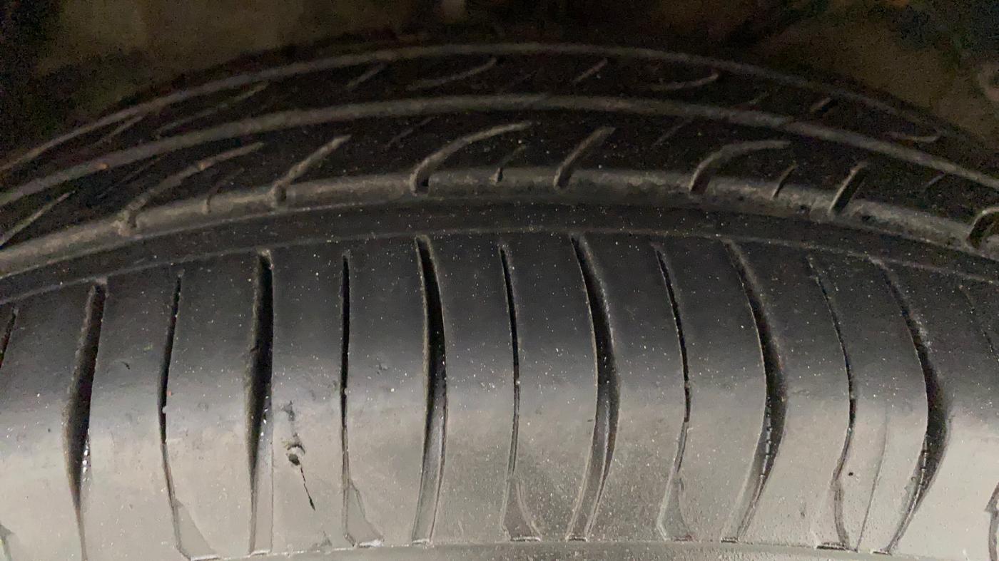 2017 Maruti Baleno DELTA PETROL 1.2, Petrol, Manual, 86,213 km, Right Front Tyre Tread