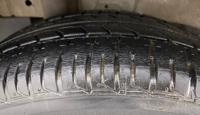 2017 Mahindra Kuv100 K8 D 6 STR, Diesel, Manual, 41,642 km, Right Rear Tyre Tread