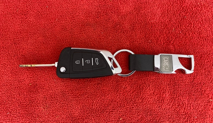 2017 Mahindra Kuv100 K8 D 6 STR, Diesel, Manual, 41,642 km, Key Close Up