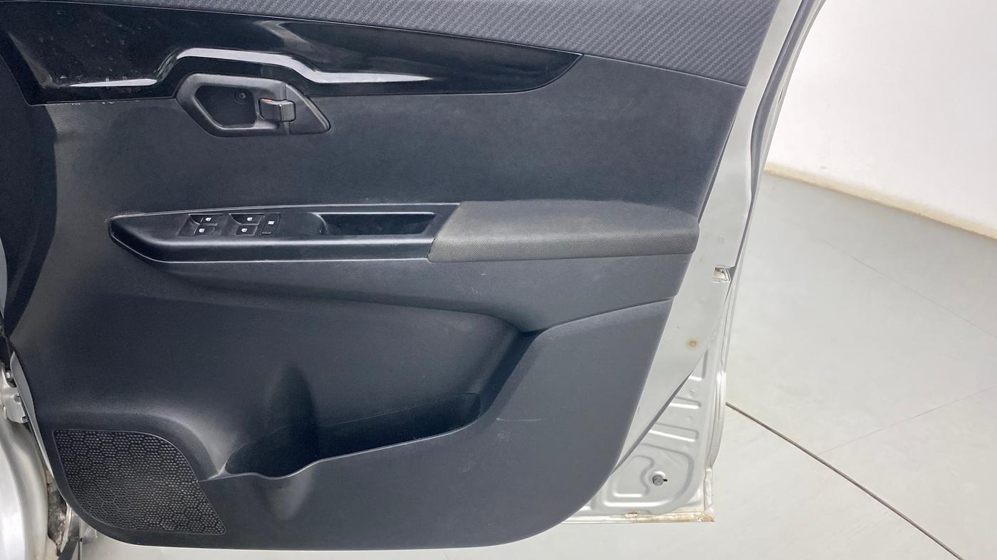 2017 Mahindra Kuv100 K8 D 6 STR, Diesel, Manual, 41,642 km, Driver Side Door Panels Control