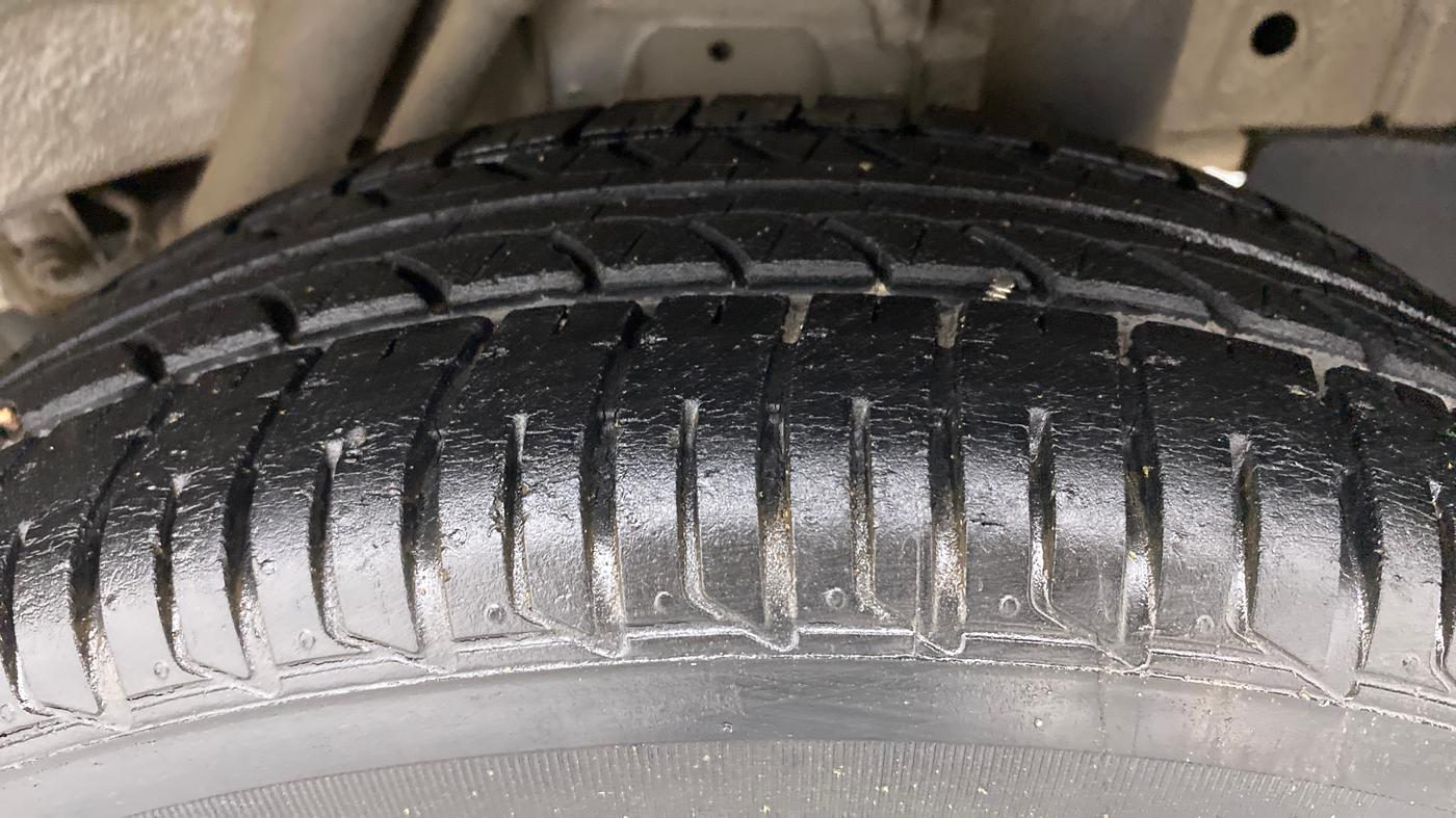 2017 Mahindra Kuv100 K8 D 6 STR, Diesel, Manual, 41,642 km, Left Rear Tyre Tread