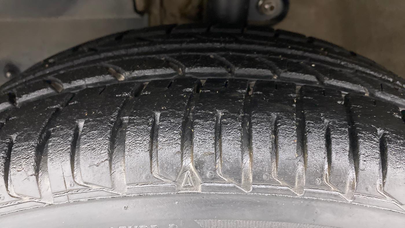 2017 Mahindra Kuv100 K8 D 6 STR, Diesel, Manual, 41,642 km, Left Front Tyre Tread