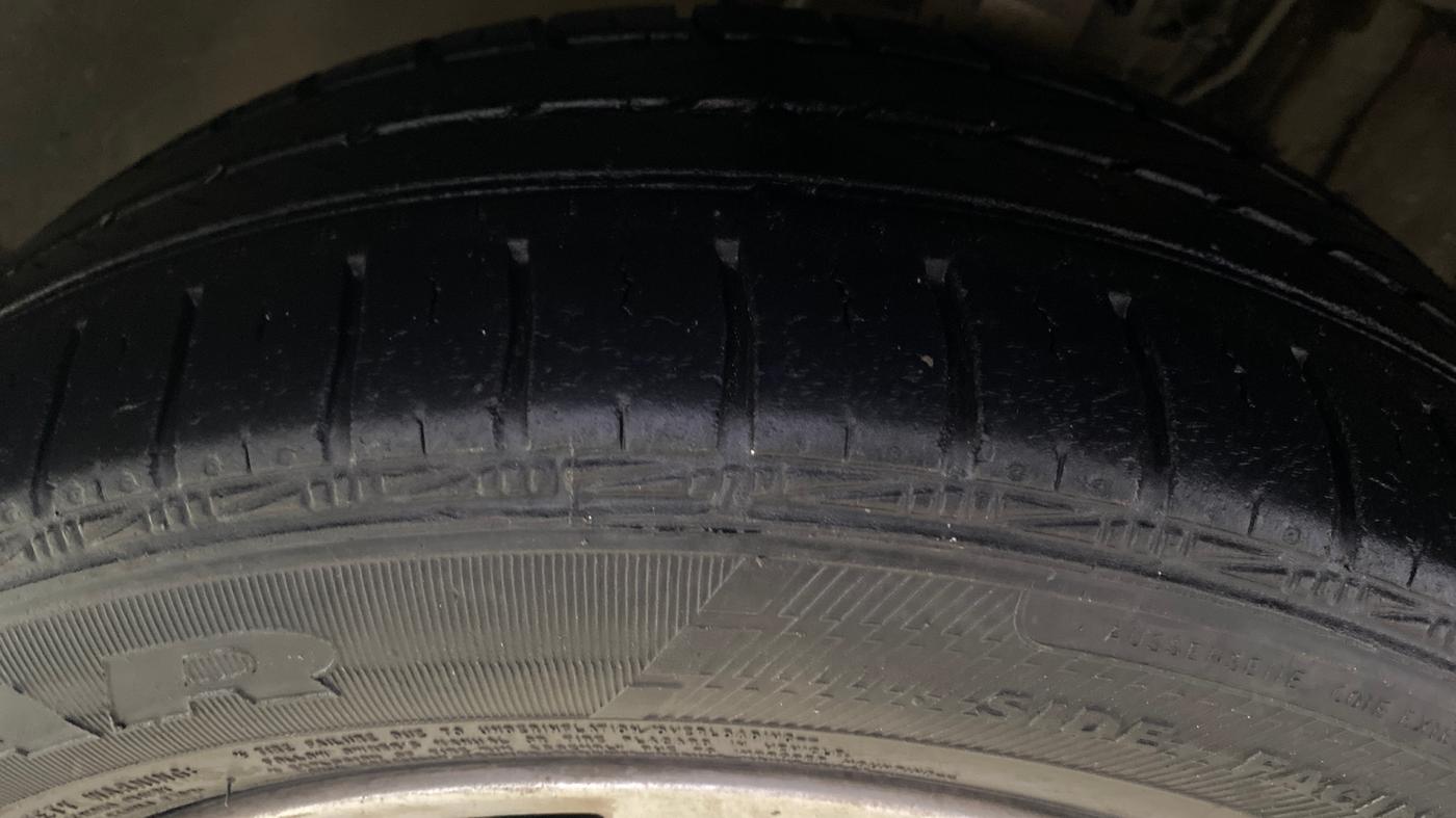 2016 Volkswagen Vento COMFORTLINE 1.2 TSI AT, Petrol, Automatic, 79,856 km, Left Front Tyre Tread