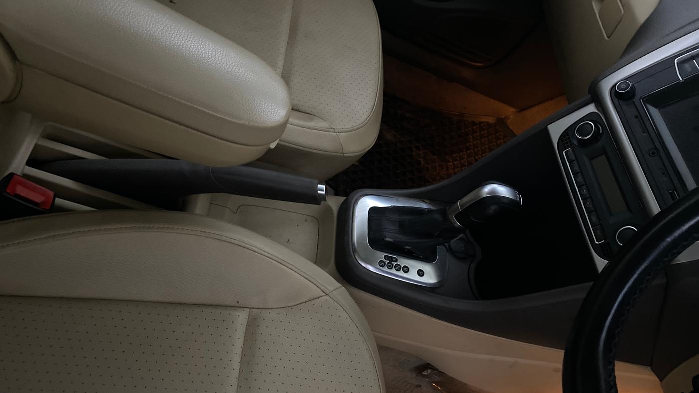 2016 Volkswagen Vento COMFORTLINE 1.2 TSI AT, Petrol, Automatic, 79,856 km, Gear Lever
