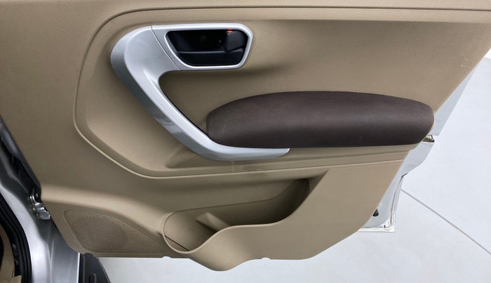 2016 Mahindra TUV300 T8, Diesel, Manual, 51,127 km, Driver Side Door Panels Control