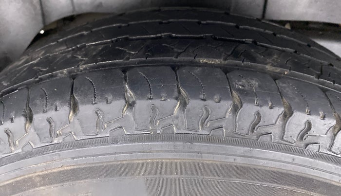 2016 Mahindra TUV300 T8, Diesel, Manual, 51,127 km, Right Rear Tyre Tread