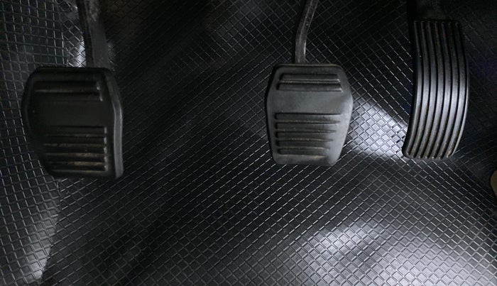 2016 Mahindra TUV300 T8, Diesel, Manual, 51,127 km, Pedals