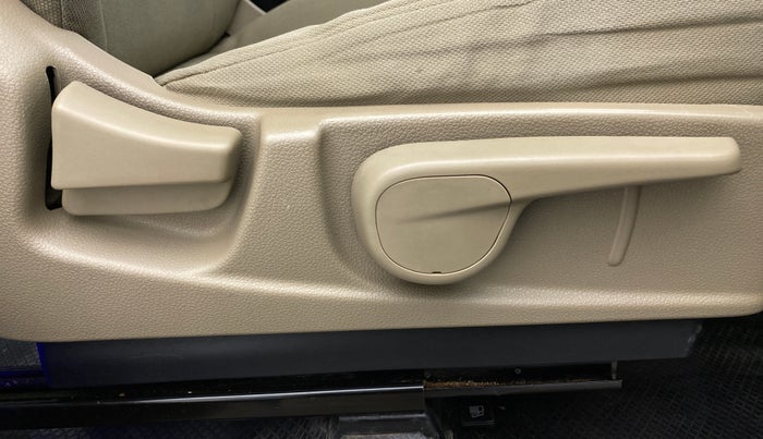 2016 Mahindra TUV300 T8, Diesel, Manual, 51,127 km, Driver Side Adjustment Panel