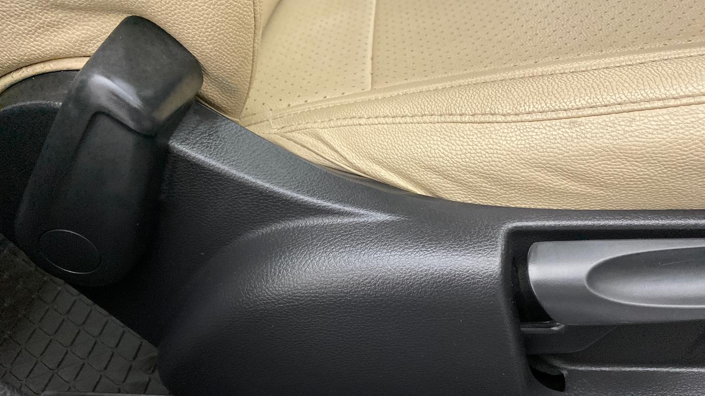 2018 Skoda Rapid AMBITION 1.6 MPI MT, Petrol, Manual, 19,581 km, Driver Side Adjustment Panel