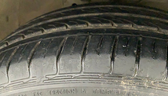 2017 Maruti Ciaz DELTA 1.4 MT PETROL, Petrol, Manual, 44,306 km, Right Front Tyre Tread