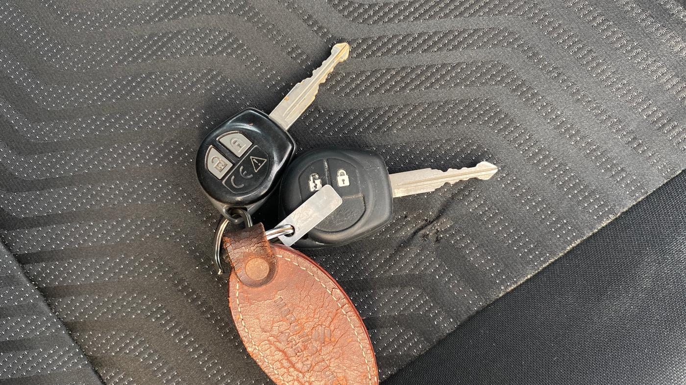 2020 Maruti Swift VXI AMT, Petrol, Automatic, 1,08,093 km, Key Close Up