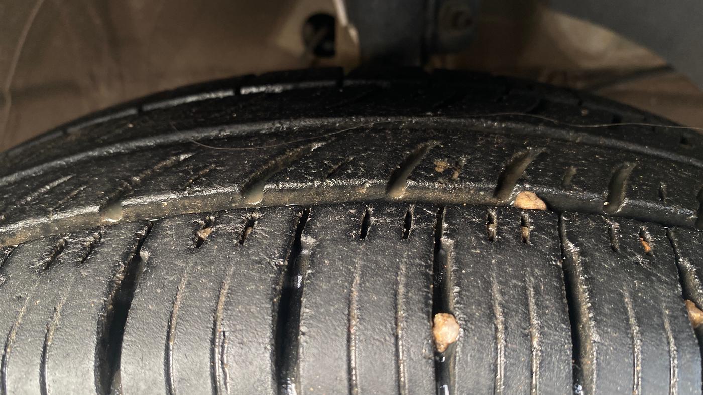 2020 Maruti Swift VXI AMT, Petrol, Automatic, 1,08,093 km, Right Front Tyre Tread