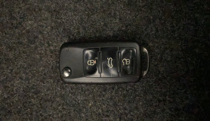 2016 Volkswagen Polo HIGHLINE1.2L, Petrol, Manual, 61,619 km, Key Close Up