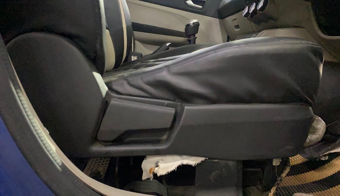 2020 Renault TRIBER RXZ, Petrol, Manual, 70,016 km, Driver Side Adjustment Panel