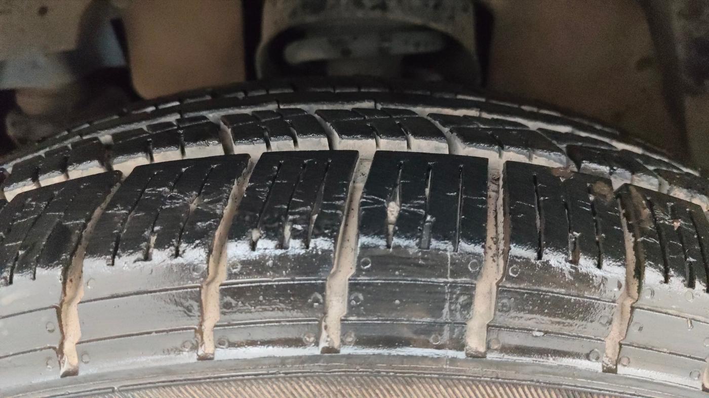 2016 Mahindra TUV300 T8, Diesel, Manual, 66,861 km, Left Front Tyre Tread