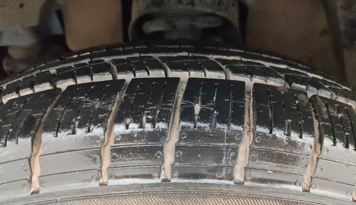 2016 Mahindra TUV300 T8, Diesel, Manual, 66,861 km, Left Front Tyre Tread