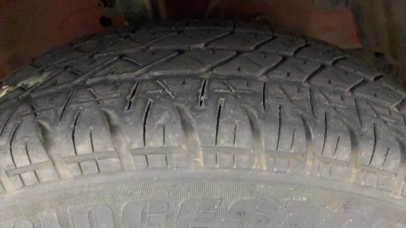 2017 Maruti Swift VXI O, Petrol, Manual, 32,787 km, Right Front Tyre Tread