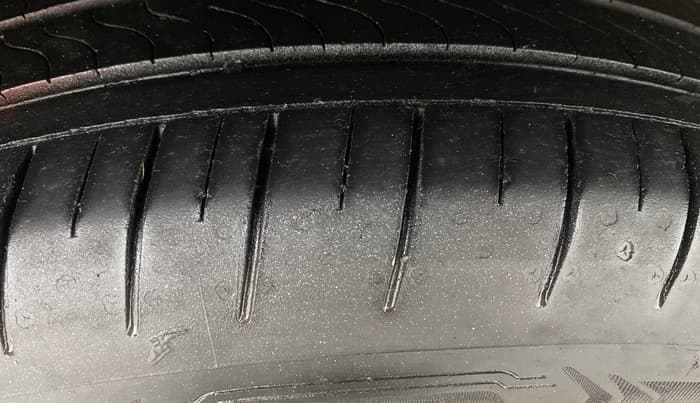 2016 Maruti Swift ZXI, Petrol, Manual, 1,01,363 km, Right Rear Tyre Tread