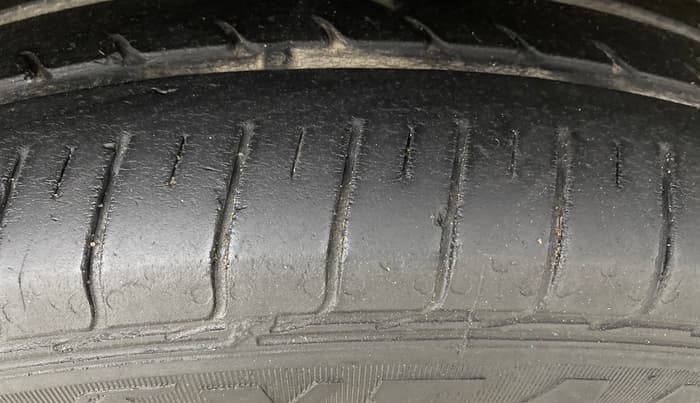 2016 Maruti Swift ZXI, Petrol, Manual, 1,01,363 km, Right Front Tyre Tread
