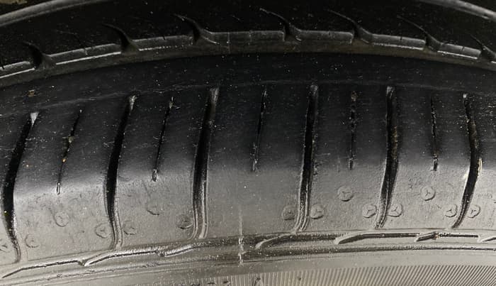 2016 Maruti Swift ZXI, Petrol, Manual, 1,01,363 km, Left Rear Tyre Tread