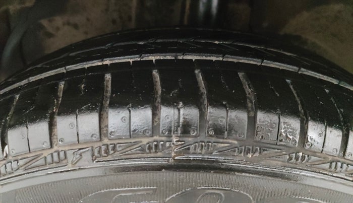 2012 Ford Figo TITANIUM 1.2 PETROL, Petrol, Manual, 1,04,374 km, Left Front Tyre Tread